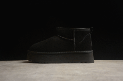 UGG BLACK